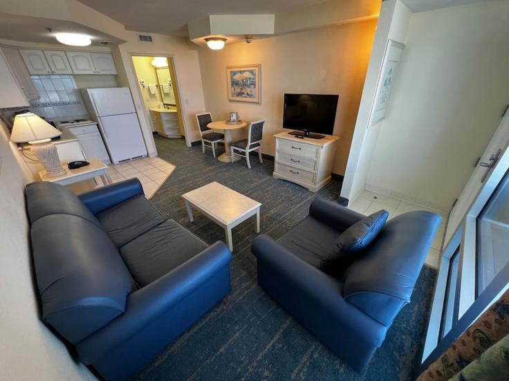 Salle de séjour élégante avec mobilier moderne dans un appartement à Building North Atlantic Avenue - livly-housing - 1249710 - MCO à Daytona Beach, Daytona Beach Salle de séjour élégante avec mobilier moderne dans un appartement à Building North Atlantic Avenue - livly-housing - 1249710 - MCO à Daytona Beach, Daytona Beach