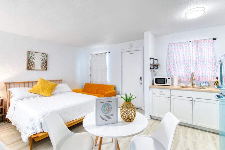 Building South Atlantic Avenue - livly-housing - 1249719 - MCO adresindeki bir dairede modern mobilyalarla zarif bir şekilde tasarlanmış oturma odası Daytona Beach Shores, Daytona Beach Shores Building South Atlantic Avenue - livly-housing - 1249719 - MCO adresindeki bir dairede modern mobilyalarla zarif bir şekilde tasarlanmış oturma odası Daytona Beach Shores, Daytona Beach Shores