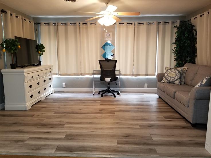 Building Hayden Road - livly-housing - 1249736 - MCO adresindeki bir dairede modern mobilyalarla zarif bir şekilde tasarlanmış oturma odası Holly Hill, Holly Hill