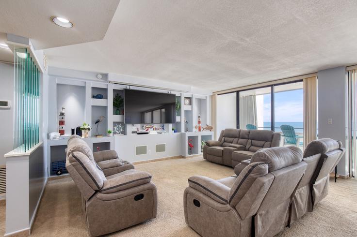 Elegante sala de estar con mobiliario moderno en un apartamento en Building South Atlantic Avenue - livly-housing - 1249738 - MCO en Ormond Beach, Ormond Beach