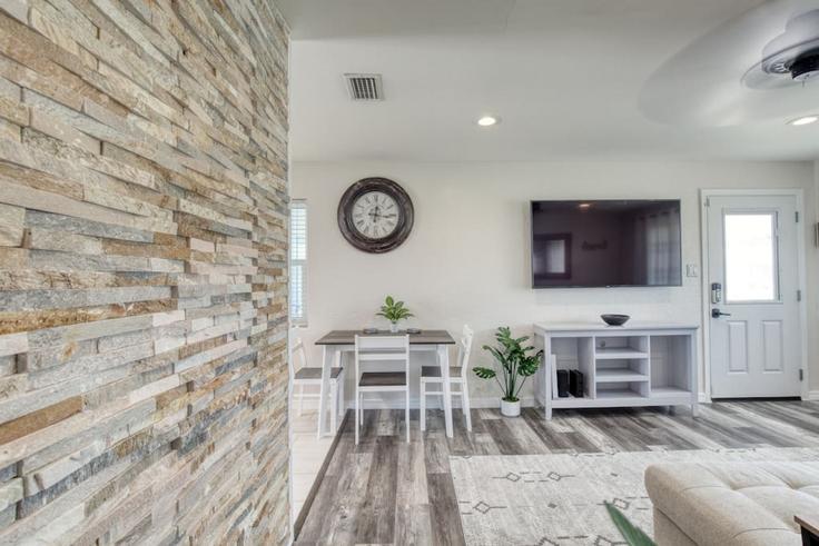 Ormond-by-the-Sea, Ormond-by-the-Sea에 위치한 Building Tropical Drive - livly-housing - 1249739 - MCO 아파트의 세련된 인테리어가 돋보이는 거실