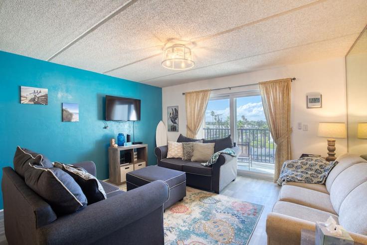 Daytona Beach Shores, Daytona Beach Shores에 위치한 Building South Atlantic Avenue - livly-housing - 1249747 아파트의 세련된 인테리어가 돋보이는 거실