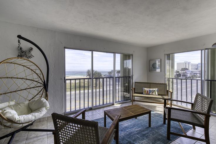 Elegante sala de estar con mobiliario moderno en un apartamento en Building South Atlantic Avenue - livly-housing - 1249758 - MCO en Daytona Beach, Daytona Beach