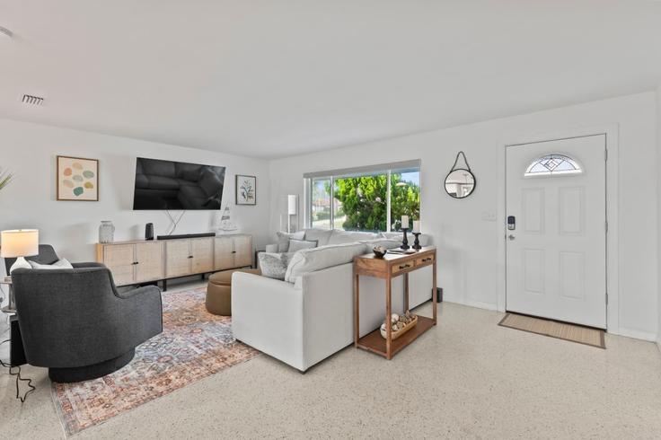 Elegante sala de estar con mobiliario moderno en un apartamento en Building South Atlantic Avenue - livly-housing - 1249760 - MCO en Ponce Inlet, Ponce Inlet