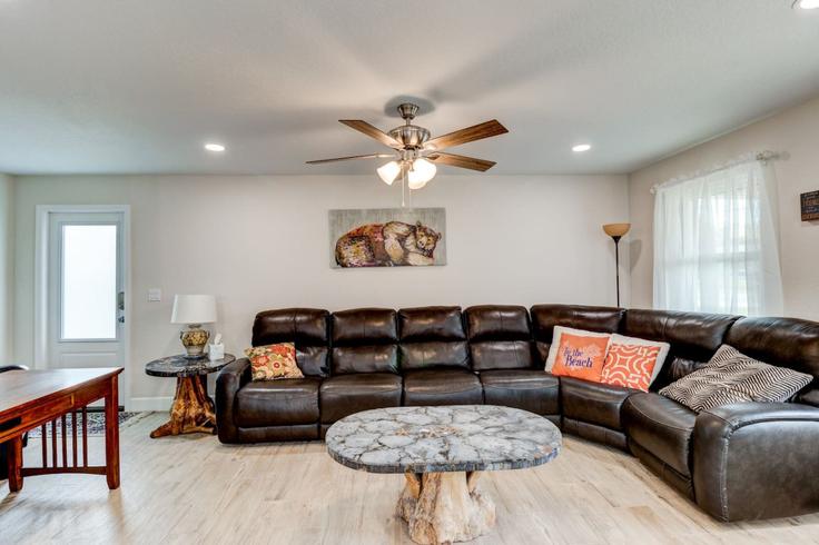 Elegante sala de estar con mobiliario moderno en un apartamento en Building South Peninsula Drive - livly-housing - 1249765 en Ponce Inlet, Ponce Inlet