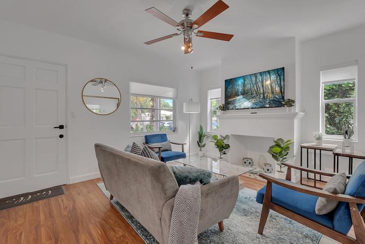 Elegante sala de estar con mobiliario moderno en un apartamento en Building Northwest 40th Street - livly-housing - 1583256 en Miami, Miami Elegante sala de estar con mobiliario moderno en un apartamento en Building Northwest 40th Street - livly-housing - 1583256 en Miami, Miami