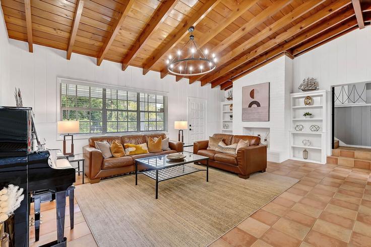 Building Northwest South River Drive - livly-housing - 1583241 adresindeki bir dairede modern mobilyalarla zarif bir şekilde tasarlanmış oturma odası Miami, Miami Building Northwest South River Drive - livly-housing - 1583241 adresindeki bir dairede modern mobilyalarla zarif bir şekilde tasarlanmış oturma odası Miami, Miami