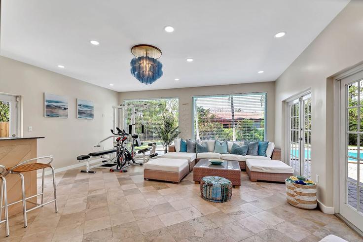 Sala de estar elegantemente projetada com móveis modernos em um apartamento no Building Northwest South River Drive - livly-housing - 1583241 em Miami, Miami Sala de estar elegantemente projetada com móveis modernos em um apartamento no Building Northwest South River Drive - livly-housing - 1583241 em Miami, Miami