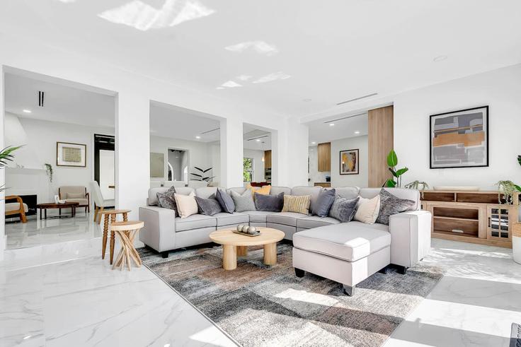 Miami, Miami에 위치한 Building Espanola Drive - livly-housing - 1583204 유닛의 세련된 인테리어가 돋보이는 거실 Miami, Miami에 위치한 Building Espanola Drive - livly-housing - 1583204 유닛의 세련된 인테리어가 돋보이는 거실