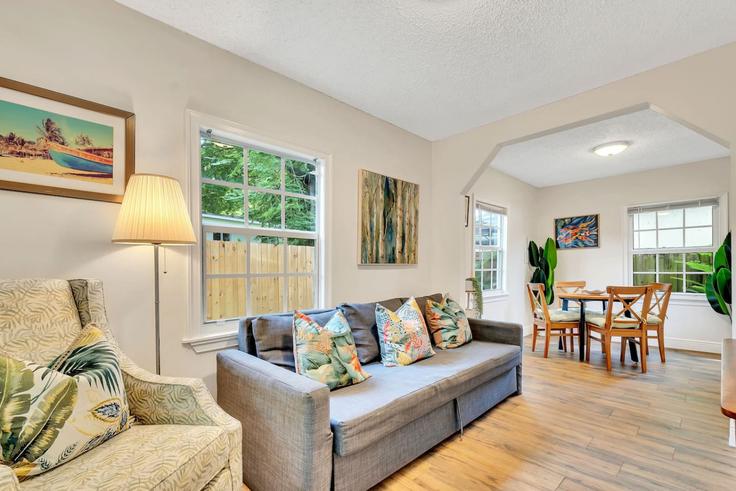 Elegante sala de estar con mobiliario moderno en un apartamento en Building Northwest South River Drive - livly-housing - 1583237 en Miami, Miami
