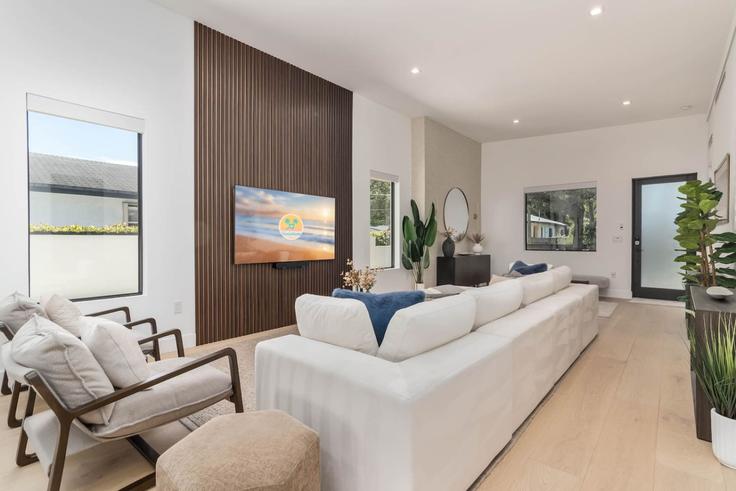 Elegante sala de estar con mobiliario moderno en un apartamento en Building Northwest 44th Street - livly-housing - 1583309 en Miami, Miami Elegante sala de estar con mobiliario moderno en un apartamento en Building Northwest 44th Street - livly-housing - 1583309 en Miami, Miami