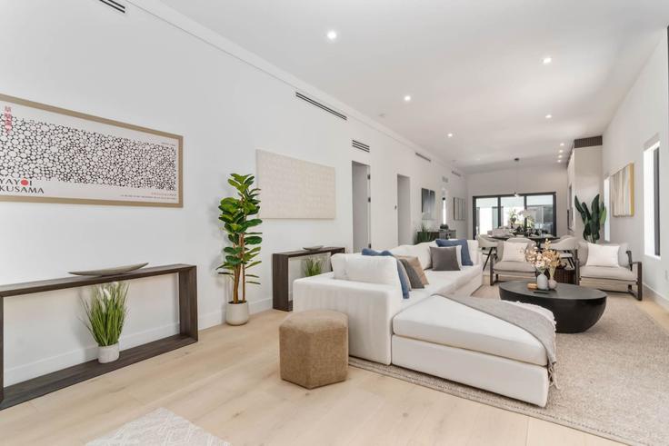 Building Northwest 44th Street - livly-housing - 1583309 adresindeki bir dairede modern mobilyalarla zarif bir şekilde tasarlanmış oturma odası Miami, Miami Building Northwest 44th Street - livly-housing - 1583309 adresindeki bir dairede modern mobilyalarla zarif bir şekilde tasarlanmış oturma odası Miami, Miami