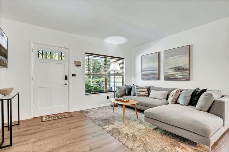 Building Northwest South River Drive - livly-housing - 1583220 adresindeki bir dairede modern mobilyalarla zarif bir şekilde tasarlanmış oturma odası Miami, Miami
