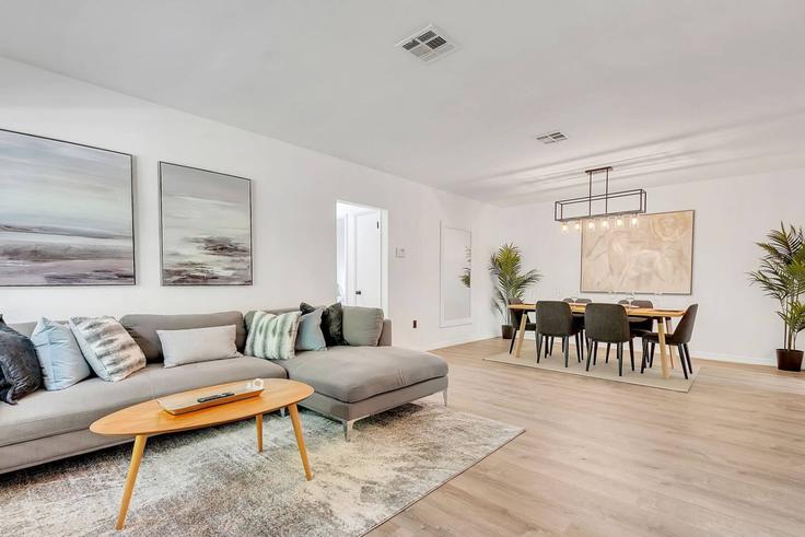 Elegante sala de estar con mobiliario moderno en un apartamento en Building Northwest South River Drive - livly-housing - 1583220 en Miami, Miami