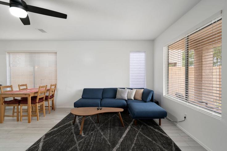 Elegant gestaltetes Wohnzimmer mit moderner Einrichtung in einer Wohnung im Building West Desert Flower Drive - livly-housing - 1245902 - USA in Goodyear, Goodyear Elegant gestaltetes Wohnzimmer mit moderner Einrichtung in einer Wohnung im Building West Desert Flower Drive - livly-housing - 1245902 - USA in Goodyear, Goodyear