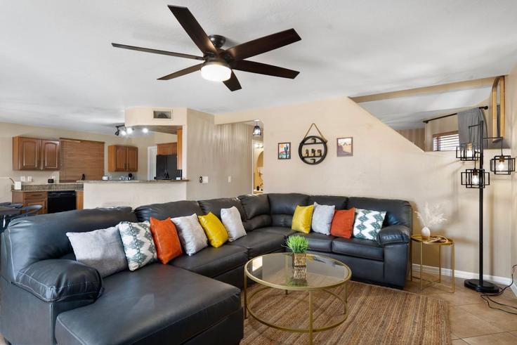 Sala de estar elegantemente projetada com móveis modernos em um apartamento no Building West Georgia Avenue - livly-housing - 1245906 - USA em Phoenix, Phoenix Sala de estar elegantemente projetada com móveis modernos em um apartamento no Building West Georgia Avenue - livly-housing - 1245906 - USA em Phoenix, Phoenix