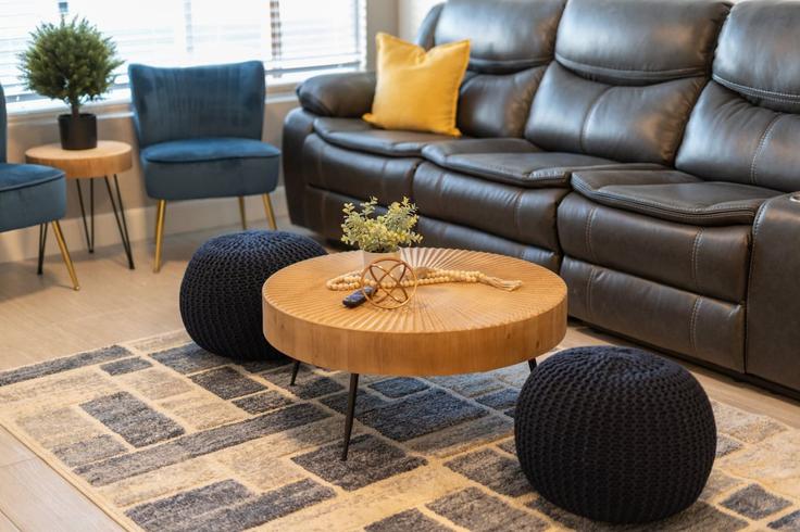 Salle de séjour élégante avec mobilier moderne dans un appartement à Building East Dahlia Drive - livly-housing - 1245927 - USA à Phoenix, Phoenix Salle de séjour élégante avec mobilier moderne dans un appartement à Building East Dahlia Drive - livly-housing - 1245927 - USA à Phoenix, Phoenix