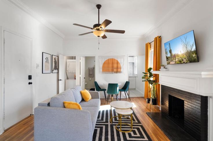 Elegante sala de estar con mobiliario moderno en un apartamento en Building North 2nd Avenue - livly-housing - 1249676 - USA en Phoenix, Phoenix Elegante sala de estar con mobiliario moderno en un apartamento en Building North 2nd Avenue - livly-housing - 1249676 - USA en Phoenix, Phoenix