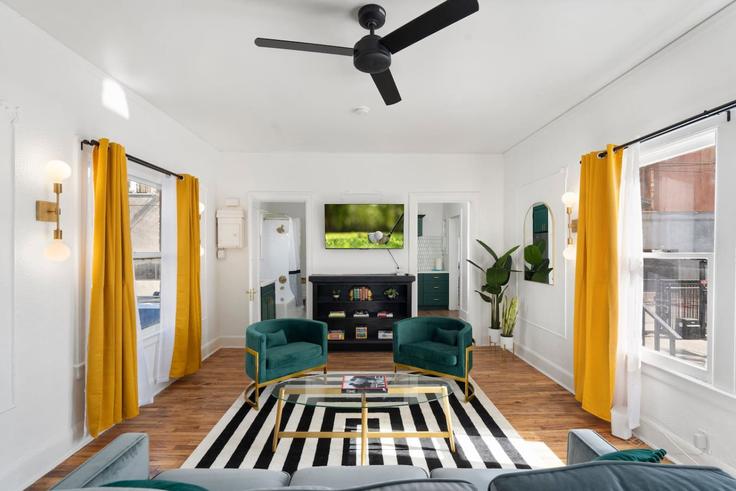 Elegante sala de estar con mobiliario moderno en un apartamento en Building North 2nd Avenue - livly-housing - 1249683 - USA en Phoenix, Phoenix Elegante sala de estar con mobiliario moderno en un apartamento en Building North 2nd Avenue - livly-housing - 1249683 - USA en Phoenix, Phoenix