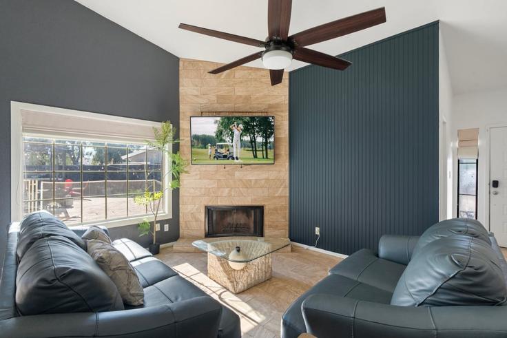 Salle de séjour élégante avec mobilier moderne dans un appartement à Building East Phelps Road - livly-housing - 1249685 - USA à Phoenix, Phoenix