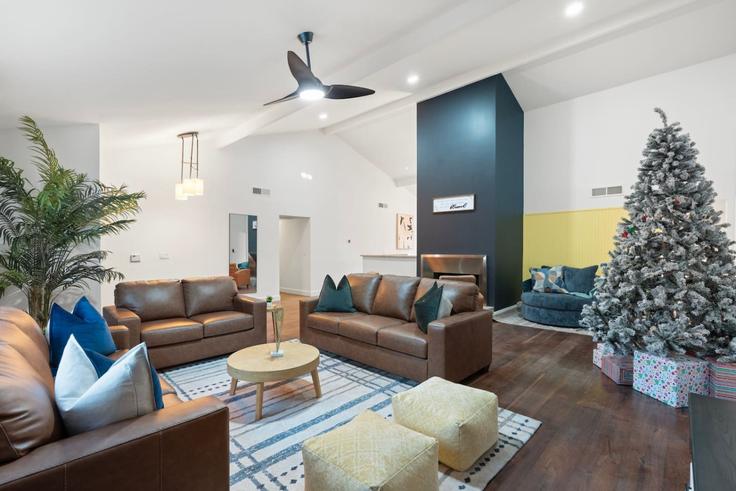 Sala de estar elegantemente projetada com móveis modernos em um apartamento no Building East Oakhurst Way - livly-housing - 1249796 - USA em Phoenix, Phoenix Sala de estar elegantemente projetada com móveis modernos em um apartamento no Building East Oakhurst Way - livly-housing - 1249796 - USA em Phoenix, Phoenix