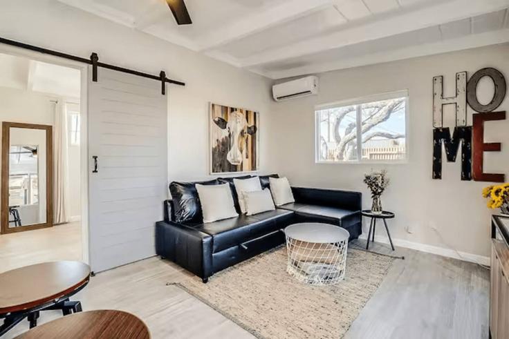 Elegant gestaltetes Wohnzimmer mit moderner Einrichtung in einer Wohnung im Building North Tucson Boulevard - livly-housing - 1249797 - USA in Tucson, Tucson