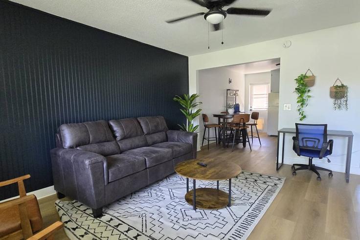 Phoenix, Phoenix에 위치한 Building North 57th Avenue - livly-housing - 1249799 - USA 아파트의 세련된 인테리어가 돋보이는 거실