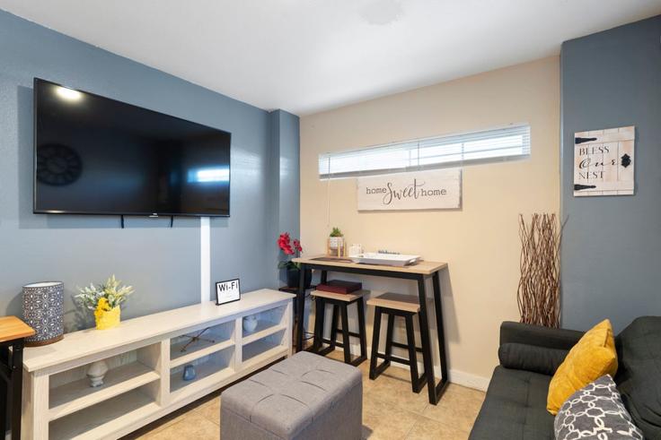 Salle de séjour élégante avec mobilier moderne dans un appartement à Building North 13th Place - livly-housing - 1249815 - USA à Phoenix, Phoenix Salle de séjour élégante avec mobilier moderne dans un appartement à Building North 13th Place - livly-housing - 1249815 - USA à Phoenix, Phoenix