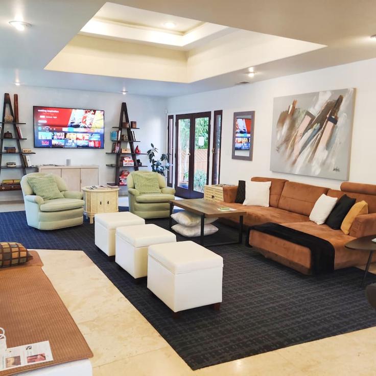 Elegante sala de estar con mobiliario moderno en un apartamento en Building Skyhill Drive - livly-housing - 1246035 - LAX en Los Angeles, Los Angeles Elegante sala de estar con mobiliario moderno en un apartamento en Building Skyhill Drive - livly-housing - 1246035 - LAX en Los Angeles, Los Angeles
