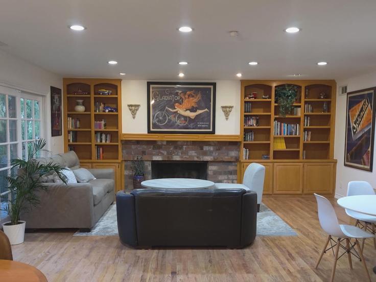 Elegante sala de estar con mobiliario moderno en un apartamento en Building Skyhill Drive - livly-housing - 1250590 - LAX en Los Angeles, Los Angeles Elegante sala de estar con mobiliario moderno en un apartamento en Building Skyhill Drive - livly-housing - 1250590 - LAX en Los Angeles, Los Angeles