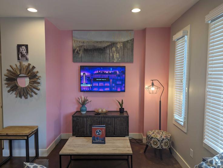 Salle de séjour élégante avec mobilier moderne dans un appartement à Building Long Boulevard - livly-housing - 1245922 - BNA à Nashville, Nashville Salle de séjour élégante avec mobilier moderne dans un appartement à Building Long Boulevard - livly-housing - 1245922 - BNA à Nashville, Nashville