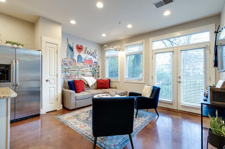 Salle de séjour élégante avec mobilier moderne dans un appartement à Building Long Boulevard - livly-housing - 1245926 - BNA à Nashville, Nashville