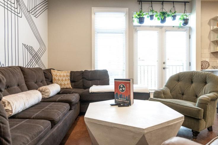 Salle de séjour élégante avec mobilier moderne dans un appartement à Building Long Boulevard - livly-housing - 1245942 - BNA à Nashville, Nashville
