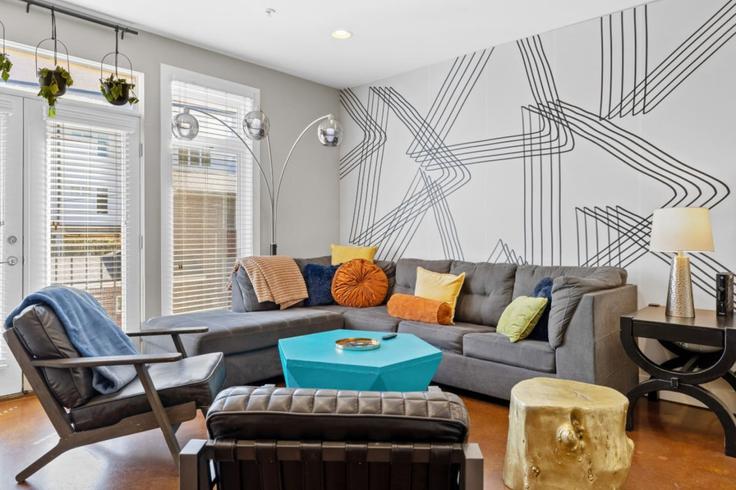 Salle de séjour élégante avec mobilier moderne dans un appartement à Building Long Boulevard - livly-housing - 1245949 - BNA à Nashville, Nashville Salle de séjour élégante avec mobilier moderne dans un appartement à Building Long Boulevard - livly-housing - 1245949 - BNA à Nashville, Nashville