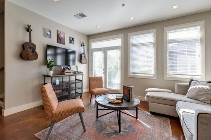 Salle de séjour élégante avec mobilier moderne dans un appartement à Building Long Boulevard - livly-housing - 1245955 - BNA à Nashville, Nashville Salle de séjour élégante avec mobilier moderne dans un appartement à Building Long Boulevard - livly-housing - 1245955 - BNA à Nashville, Nashville