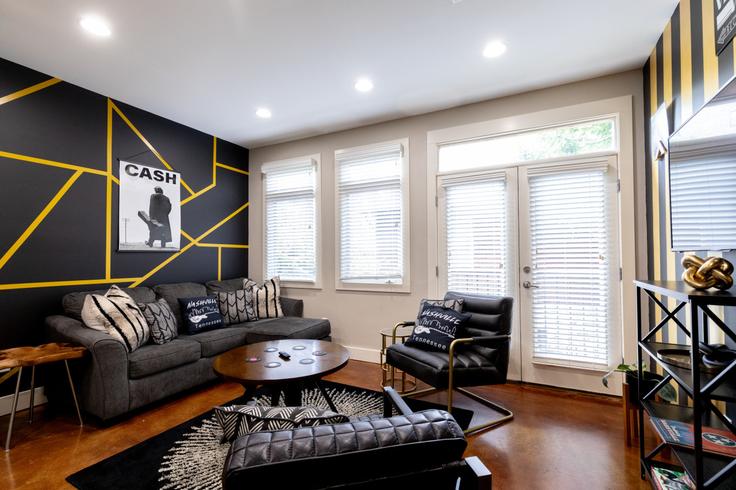 Sala de estar elegantemente projetada com móveis modernos em um apartamento no Building Long Boulevard - livly-housing - 1245962 - BNA em Nashville, Nashville Sala de estar elegantemente projetada com móveis modernos em um apartamento no Building Long Boulevard - livly-housing - 1245962 - BNA em Nashville, Nashville