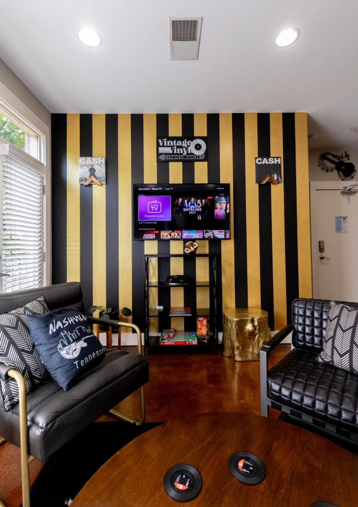Nashville NashvilleのBuilding Long Boulevard - livly-housing - 1245962 - BNAのアパートメントにある、モダンな家具を備えたエレガントなデザインのリビングルーム Nashville NashvilleのBuilding Long Boulevard - livly-housing - 1245962 - BNAのアパートメントにある、モダンな家具を備えたエレガントなデザインのリビングルーム