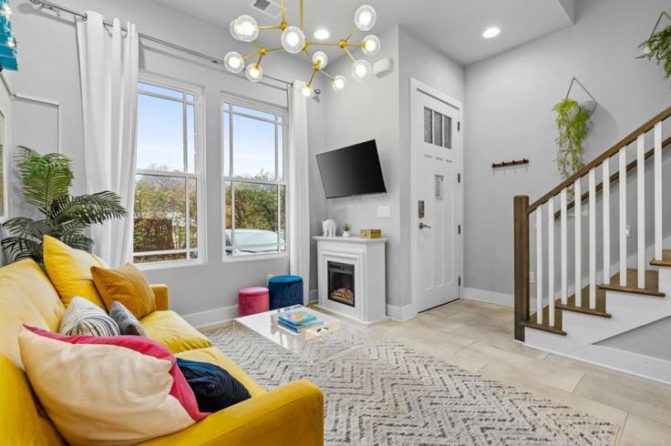 Nashville NashvilleのBuilding Clifton Avenue - livly-housing - 1245937 - BNAのアパートメントにある、モダンな家具を備えたエレガントなデザインのリビングルーム