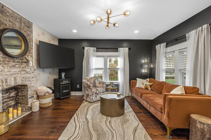 Elegant gestaltetes Wohnzimmer mit moderner Einrichtung in einer Wohnung im Building Evelyn Drive - livly-housing - 1245939 - BNA in Nashville, Nashville Elegant gestaltetes Wohnzimmer mit moderner Einrichtung in einer Wohnung im Building Evelyn Drive - livly-housing - 1245939 - BNA in Nashville, Nashville