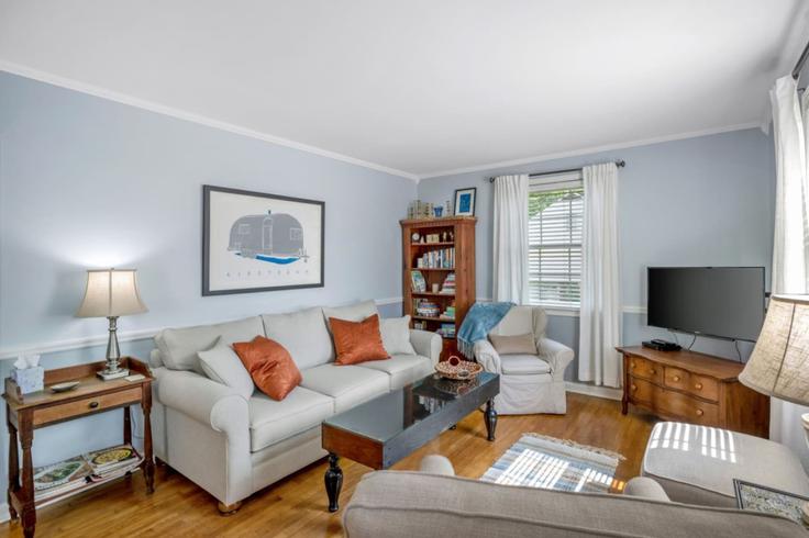 Nashville NashvilleのBuilding Milton Drive - livly-housing - 1245947 - BNAのアパートメントにある、モダンな家具を備えたエレガントなデザインのリビングルーム