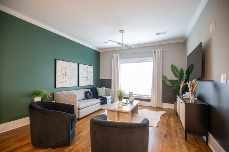 Sala de estar elegantemente projetada com móveis modernos em um apartamento no Building Gallatin Pike - livly-housing - 1245977 - BNA em Nashville, Nashville Sala de estar elegantemente projetada com móveis modernos em um apartamento no Building Gallatin Pike - livly-housing - 1245977 - BNA em Nashville, Nashville
