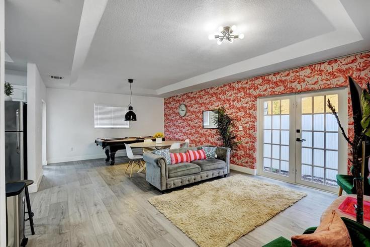 Miami, Miami에 위치한 Building Northwest 53rd Street - livly-housing - 1581262 유닛의 세련된 인테리어가 돋보이는 거실 Miami, Miami에 위치한 Building Northwest 53rd Street - livly-housing - 1581262 유닛의 세련된 인테리어가 돋보이는 거실