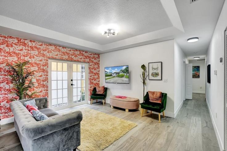 Miami MiamiのBuilding Northwest 53rd Street - livly-housing - 1581262のアパートメントにある、モダンな家具を備えたエレガントなデザインのリビングルーム