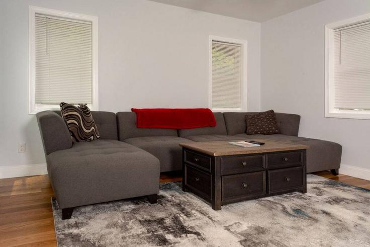 Salle de séjour élégante avec mobilier moderne dans un appartement à Building Wright Street - livly-housing - 1245876 - BOS à Stoneham, Stoneham