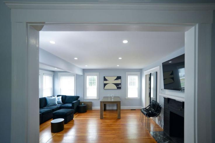 Salle de séjour élégante avec mobilier moderne dans un appartement à Building Montvale Avenue - livly-housing - 1246085 - BOS à Stoneham, Stoneham