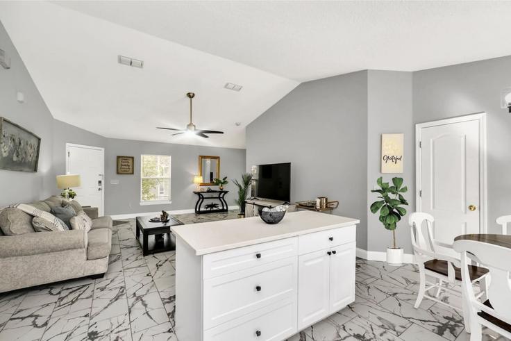 Sala de estar elegantemente projetada com móveis modernos em um apartamento no Building Blue Jay Way - livly-housing - 1249235 - MCO em Davenport, Davenport