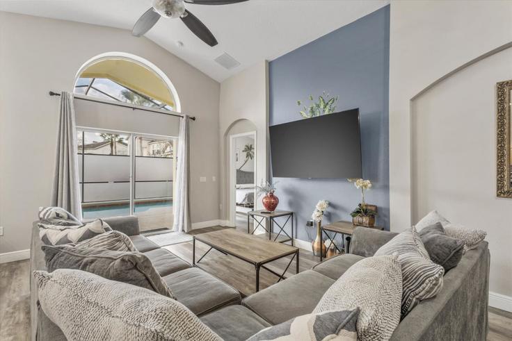 Salle de séjour élégante avec mobilier moderne dans un appartement à Building Cumbrian Lakes Drive - livly-housing - 1249241 - MCO à Kissimmee, Kissimmee Salle de séjour élégante avec mobilier moderne dans un appartement à Building Cumbrian Lakes Drive - livly-housing - 1249241 - MCO à Kissimmee, Kissimmee