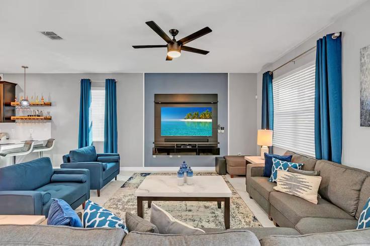 Salle de séjour élégante avec mobilier moderne dans un appartement à Building Sommerset Hills Drive - livly-housing - 1249254 - MCO à Four Corners, Four Corners Salle de séjour élégante avec mobilier moderne dans un appartement à Building Sommerset Hills Drive - livly-housing - 1249254 - MCO à Four Corners, Four Corners