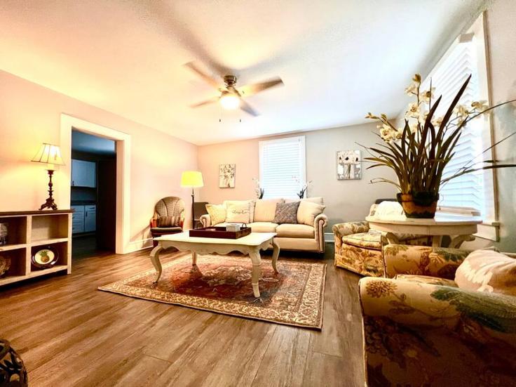 Sala de estar elegantemente projetada com móveis modernos em um apartamento no Building 13th Street - livly-housing - 1249220 - USA em Greer, Greer