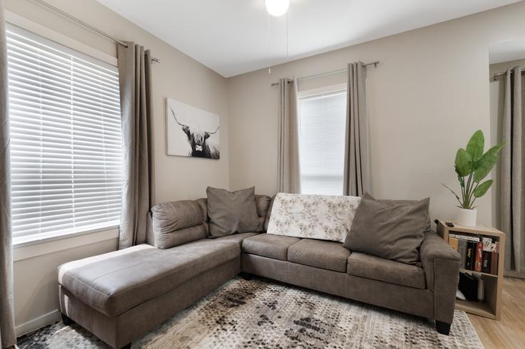 Building Lagonda Avenue - livly-housing - 1246401 - DFW adresindeki bir dairede modern mobilyalarla zarif bir şekilde tasarlanmış oturma odası Fort Worth, Fort Worth